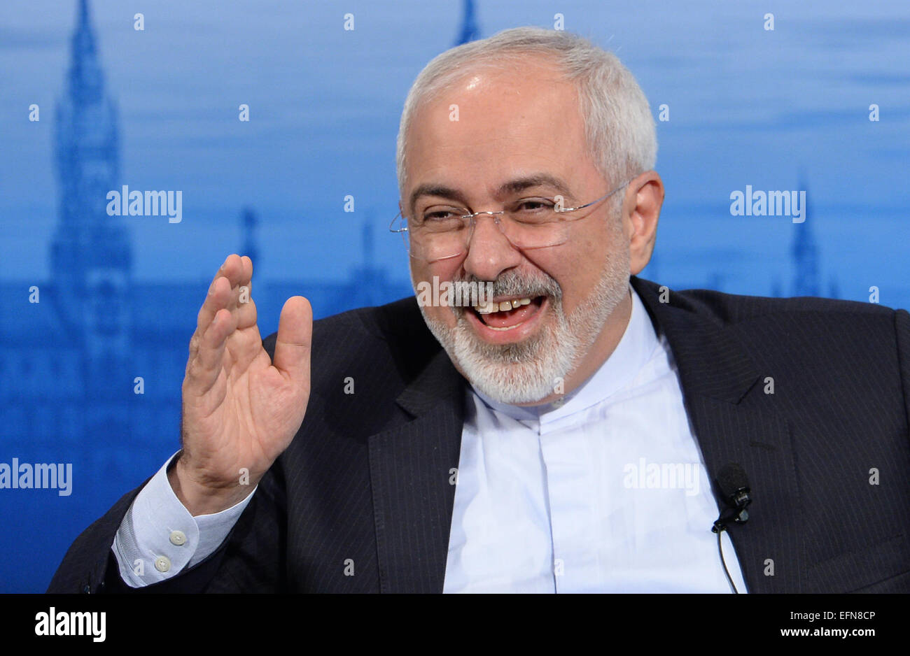 Munich, Allemagne. Le 08 février, 2015. Le ministre iranien des affaires étrangères Mohammad Javad Zarif parle lors de la 51e Conférence de la sécurité à l'hôtel Bayrischer Hof à Munich, Allemagne, 08 février 2015. Des dizaines d'État et chefs de gouvernement, y compris les ministres des affaires étrangères et de la défense, se sont réunis pour la Conférence de sécurité. Photo : Andreas GEBERT/dpa/Alamy Live News Banque D'Images