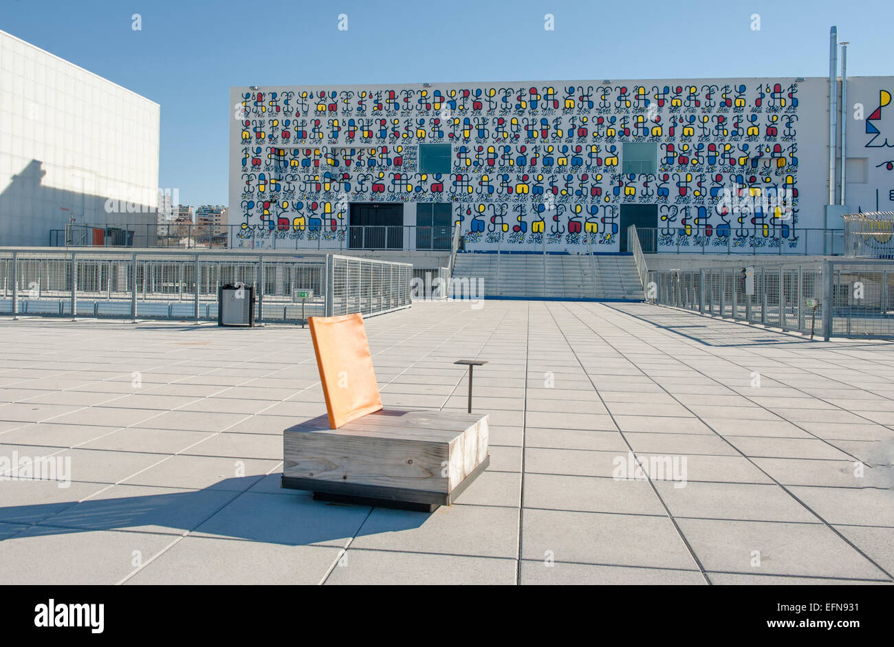 Terrasse sur le toit du centre culturel alternatif "La Friche'at Belle-de-Mai avec chaise et peinture murale Banque D'Images