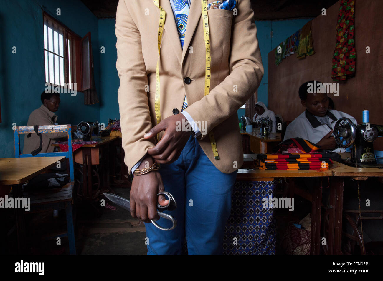 Tailleur dans son atelier, Kigali, Rwanda Banque D'Images