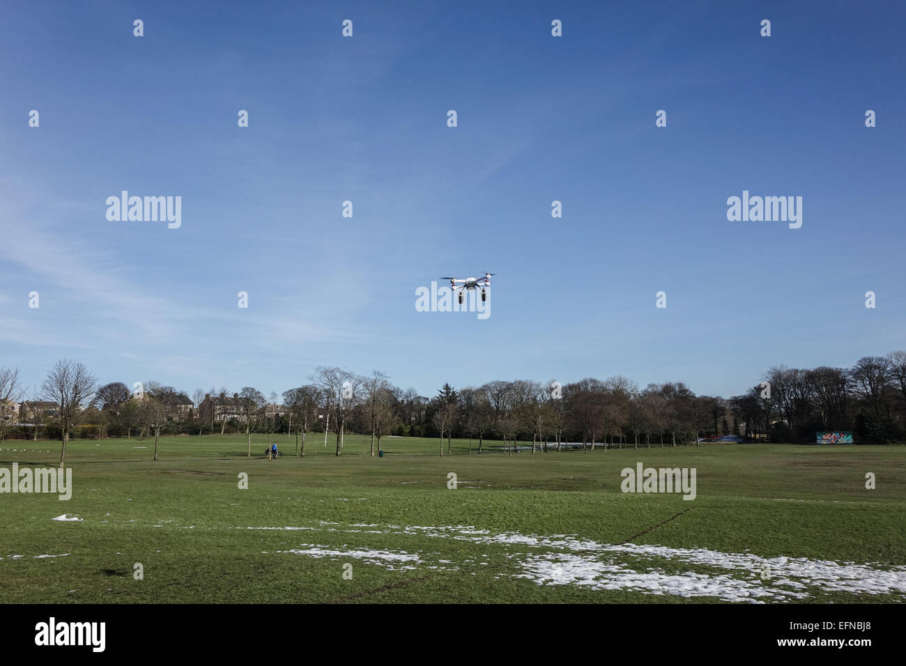 Blade 50QX hobby drone volant dans un parc, près d'arbres avec copie espace et aucun peuple Banque D'Images