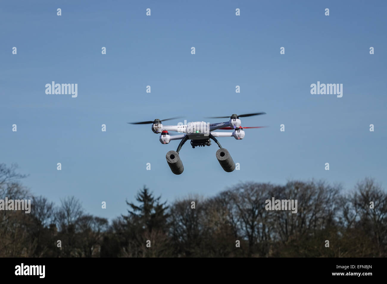 Blade 50QX hobby drone volant dans un parc, près d'arbres avec copie espace et aucun peuple Banque D'Images