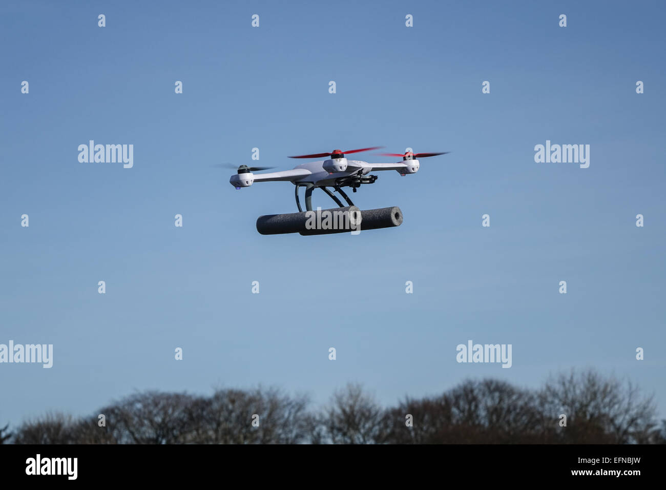 Blade 50QX hobby drone volant dans un parc, près d'arbres avec copie espace et aucun peuple Banque D'Images