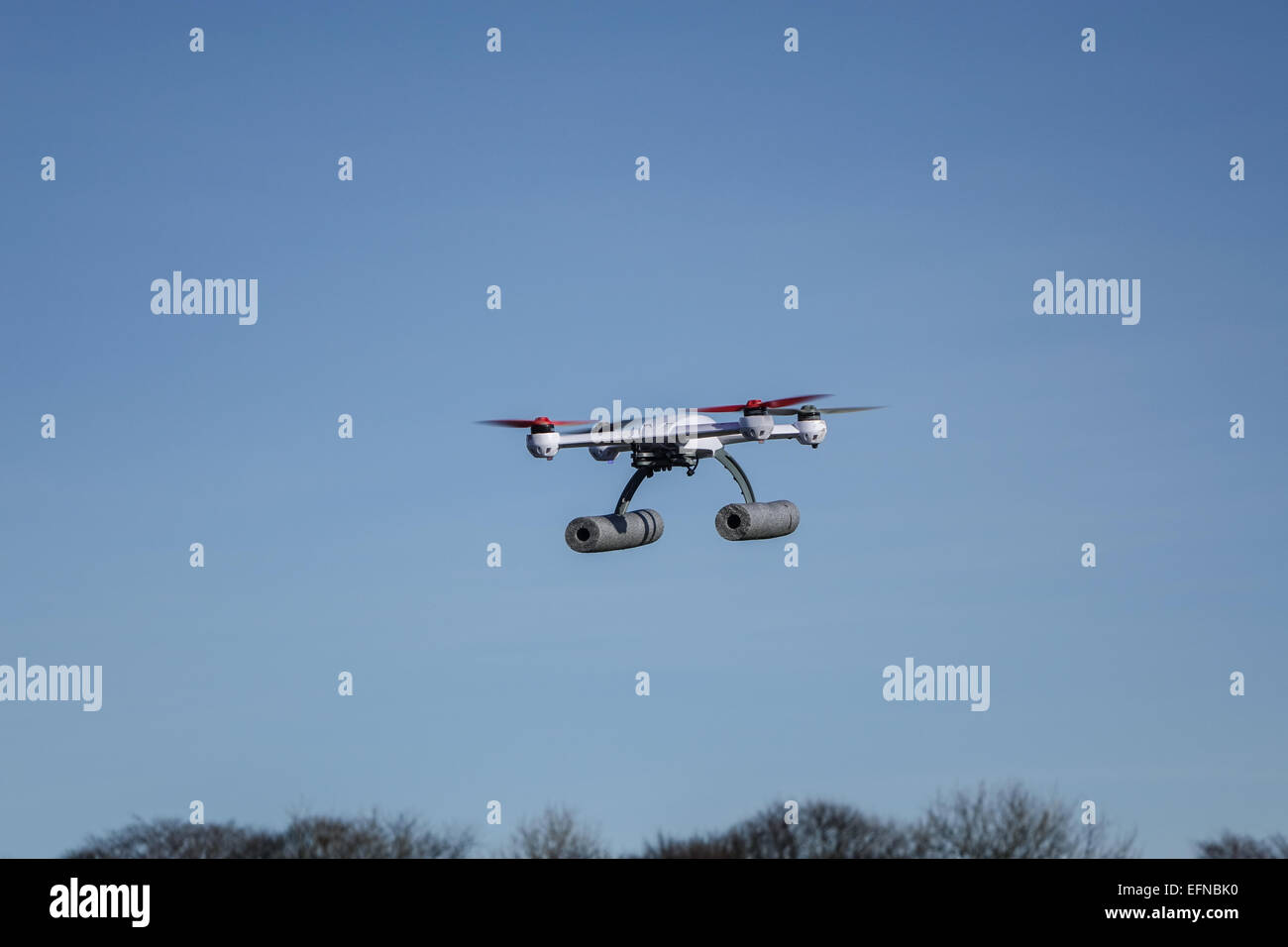 Blade 50QX hobby drone volant dans un parc, près d'arbres avec copie espace et aucun peuple Banque D'Images