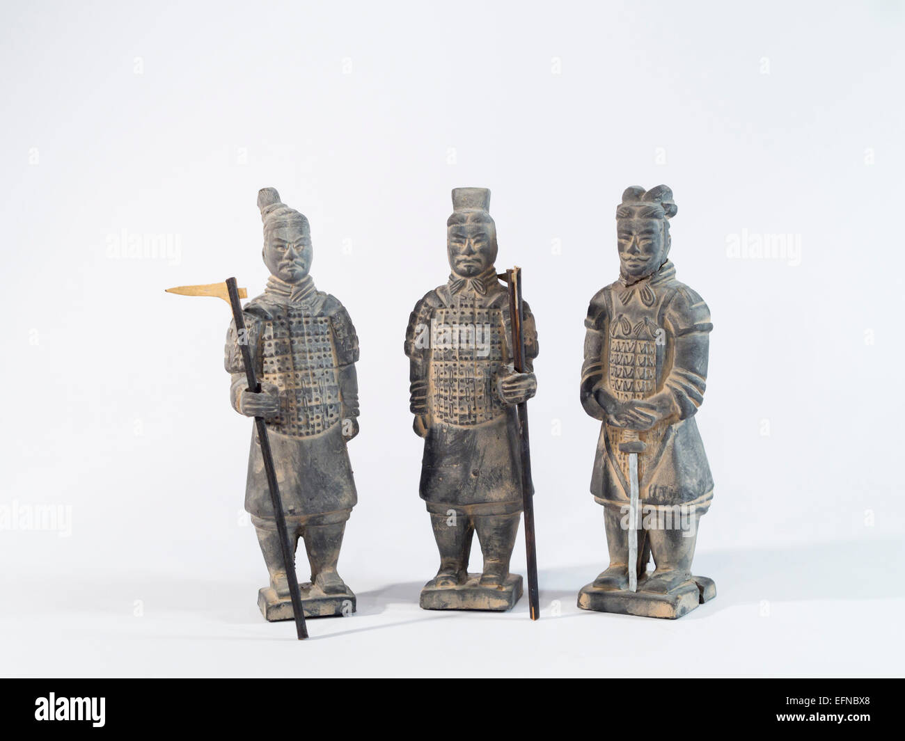 'Terre cuite' miniature , statues souvenir gravé dans la pierre isolé sur blanc, originaire de Xian Chine Banque D'Images