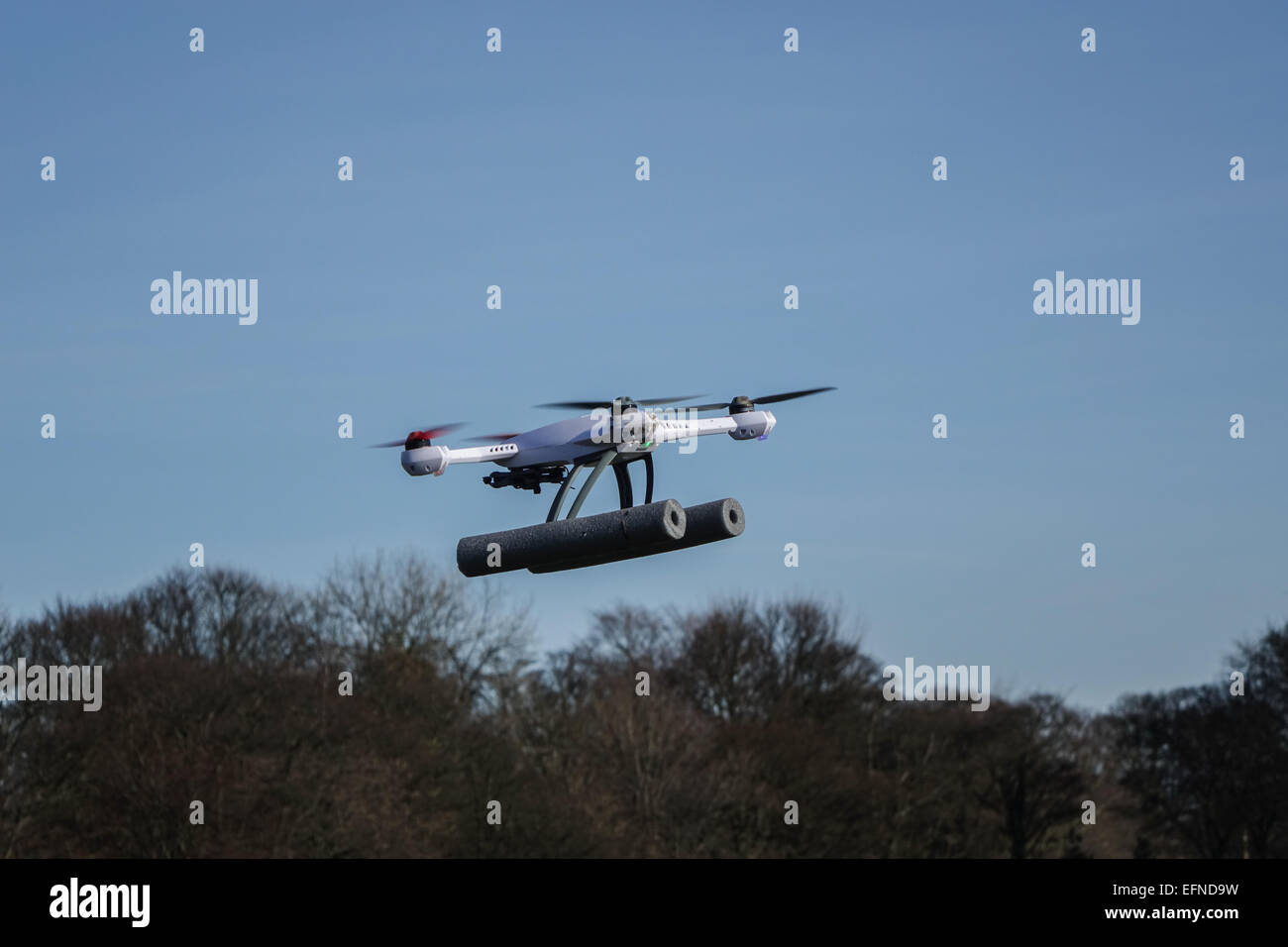 Blade 50QX hobby drone volant dans un parc, près d'arbres avec copie espace et aucun peuple Banque D'Images