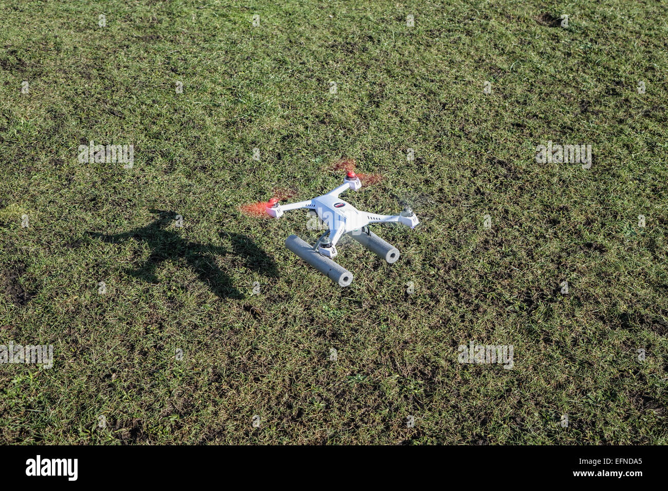Blade 50QX hobby drone volant dans un parc, près d'arbres avec copie espace et aucun peuple Banque D'Images