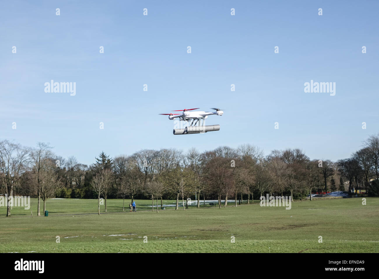 Blade 50QX hobby drone volant dans un parc, près d'arbres avec copie espace et aucun peuple Banque D'Images