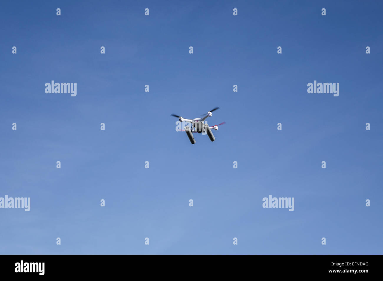 Blade 50QX hobby drone volant dans un parc, près d'arbres avec copie espace et aucun peuple Banque D'Images