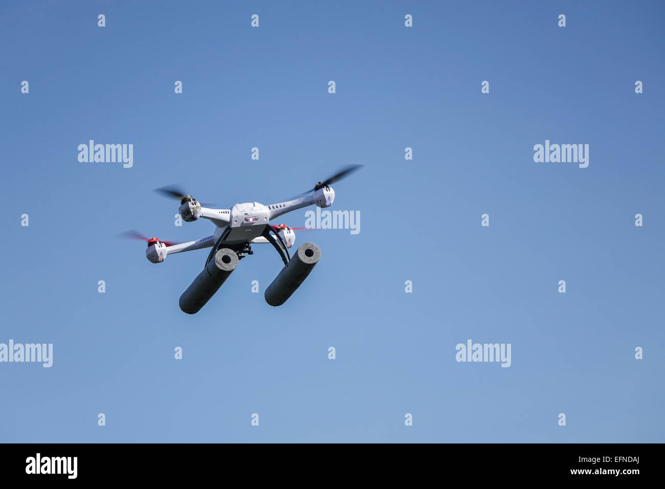 Blade 50QX hobby drone volant dans un parc, près d'arbres avec copie espace et aucun peuple Banque D'Images