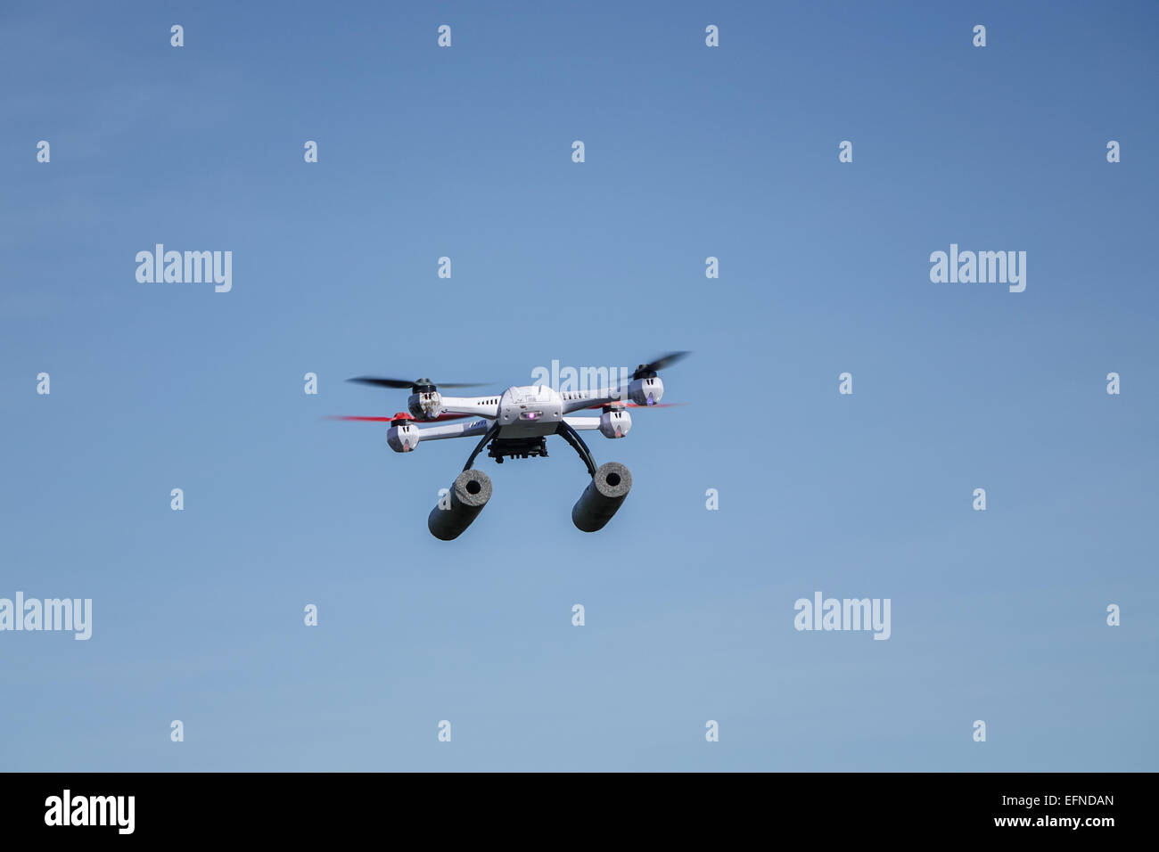 Blade 50QX hobby drone volant dans un parc, près d'arbres avec copie espace et aucun peuple Banque D'Images