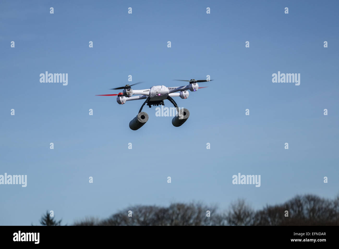 Blade 50QX hobby drone volant dans un parc, près d'arbres avec copie espace et aucun peuple Banque D'Images