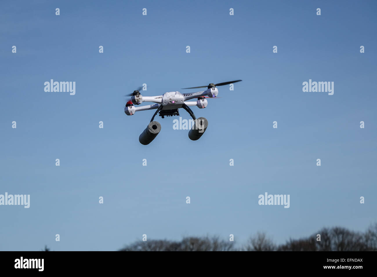 Blade 50QX hobby drone volant dans un parc, près d'arbres avec copie espace et aucun peuple Banque D'Images