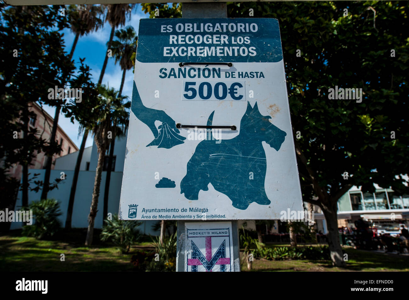 Une plaque de rue indiquant que les propriétaires de chiens sont responsables de nettoyer après leur chien à Málaga, Andalousie, espagne. Banque D'Images