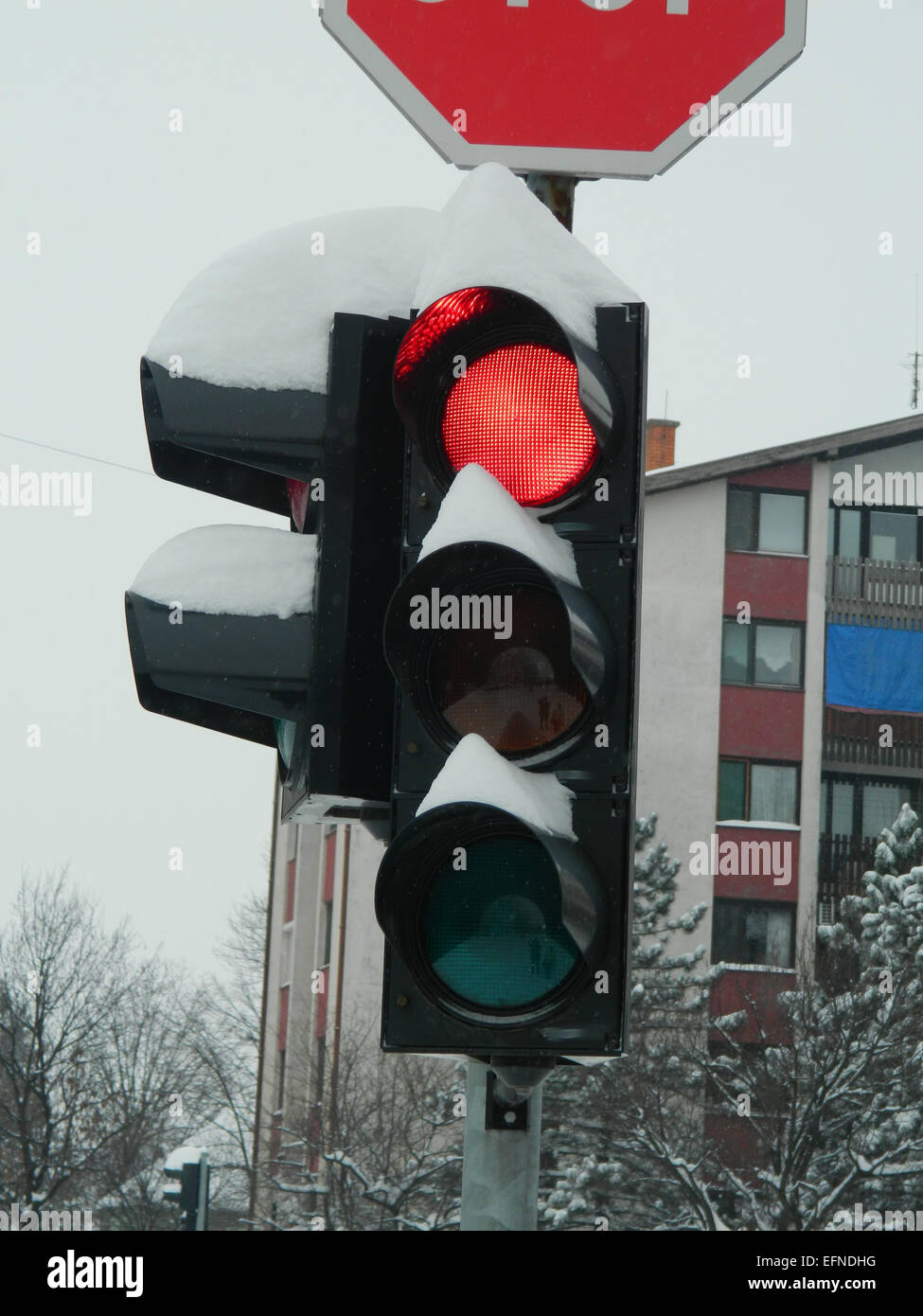 À la croisée des chemins de bord qui est tombée de la neige. Banque D'Images