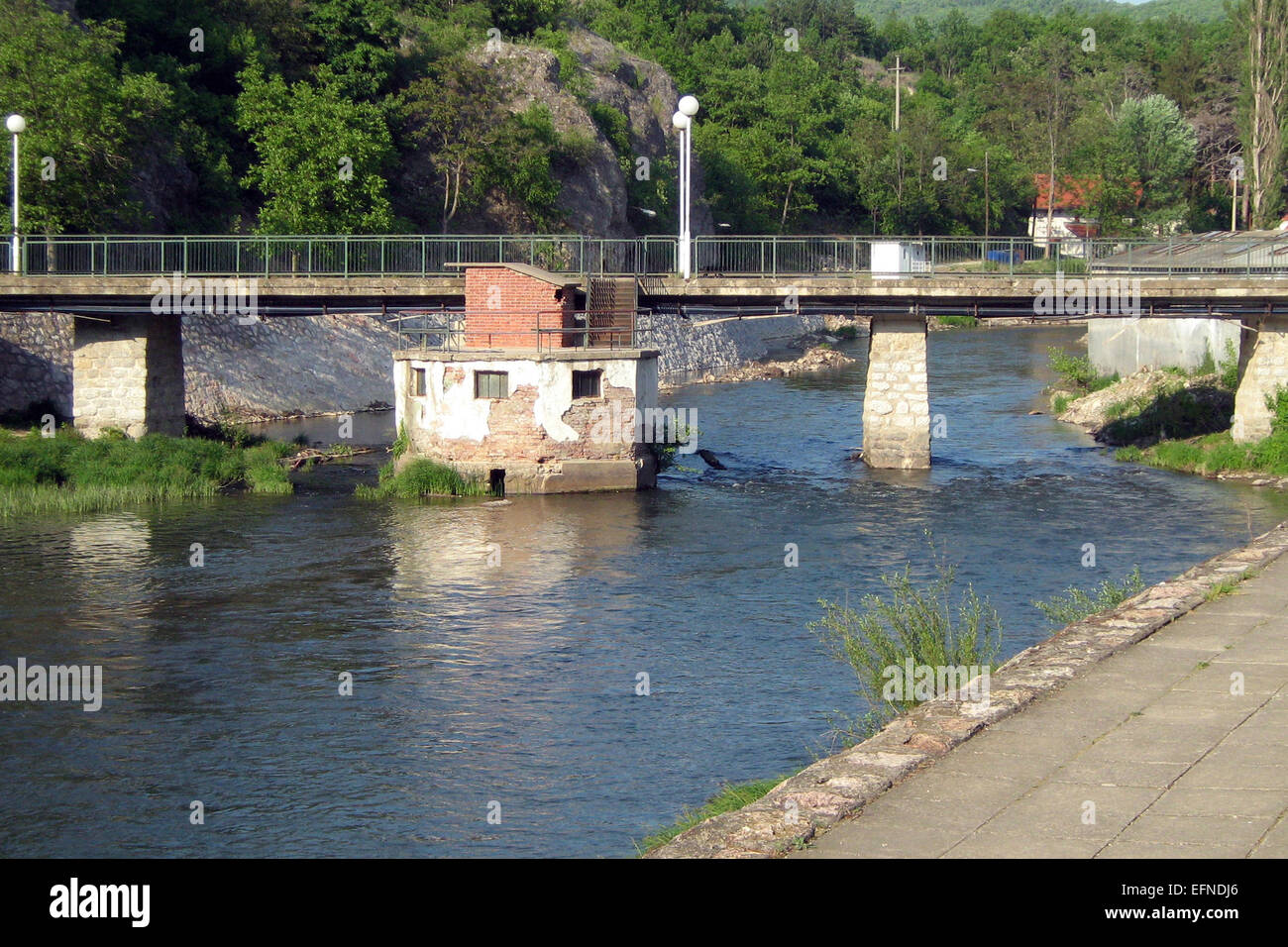 Pont sur la rivière de l'Est de la Serbie Timok. Au milieu de la rivière est l'ancienne baignoire spa avec de l'eau chaude, qui prends Banque D'Images