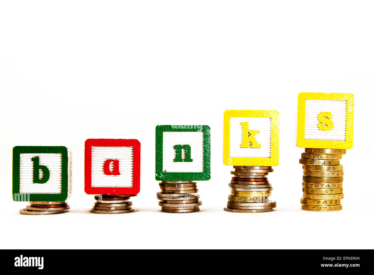 Les frais bancaires Les banques coûtent de l'argent Taux de taux d'intérêt payer payer en espèces la hausse des projets de loi hausse découper copie espace fond blanc Banque D'Images