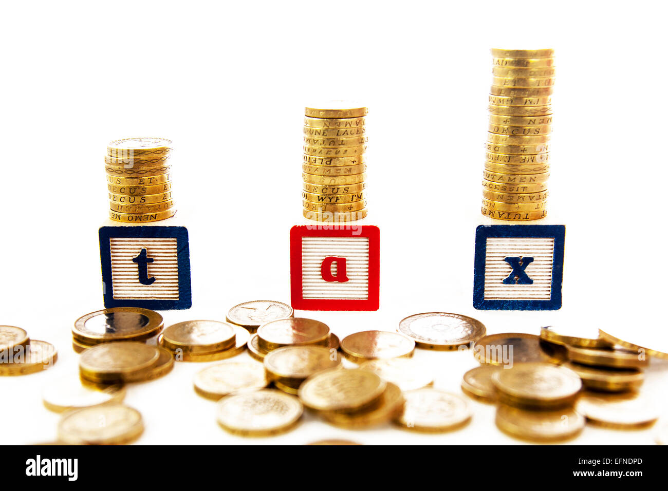 La hausse du coût de l'argent de l'impôt sur les piles des piles de pièces de monnaie mot livres livre de recettes TVA revenu hors copie espace fond blanc l'imposition Banque D'Images