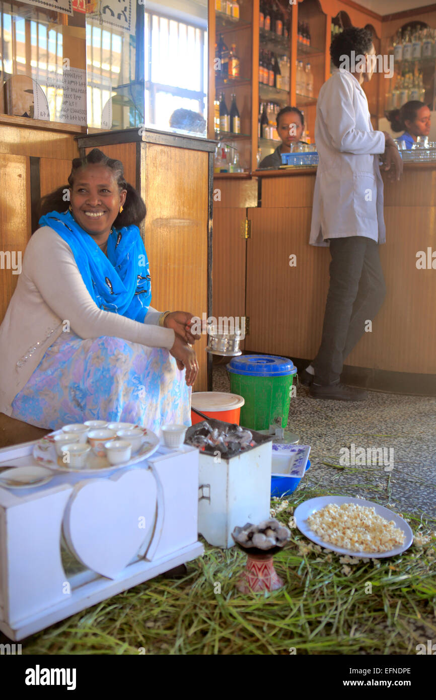 Cérémonie du café traditionnel dans un restaurant local, Adigrat, région du Tigré, en Ethiopie Banque D'Images