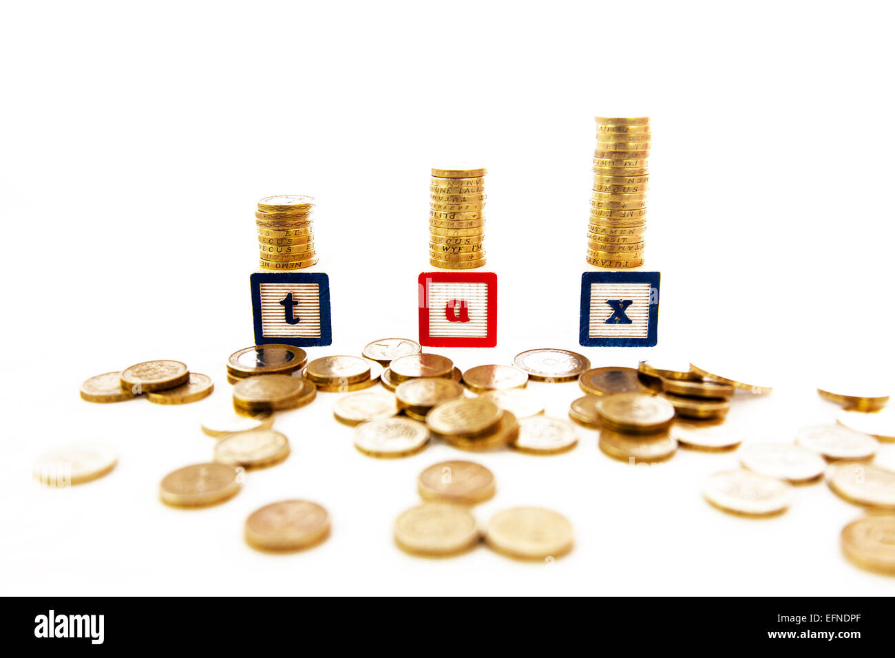 La hausse du coût de l'argent de l'impôt sur les piles des piles de pièces de monnaie mot livres livre de recettes TVA revenu hors copie espace fond blanc l'imposition Banque D'Images
