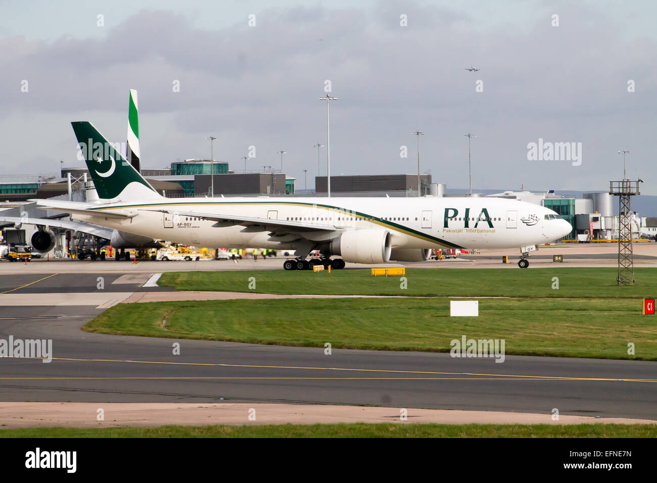 Pakistan International Airlines Boeing 777, roulage sur l'Aéroport International de Manchester. Banque D'Images