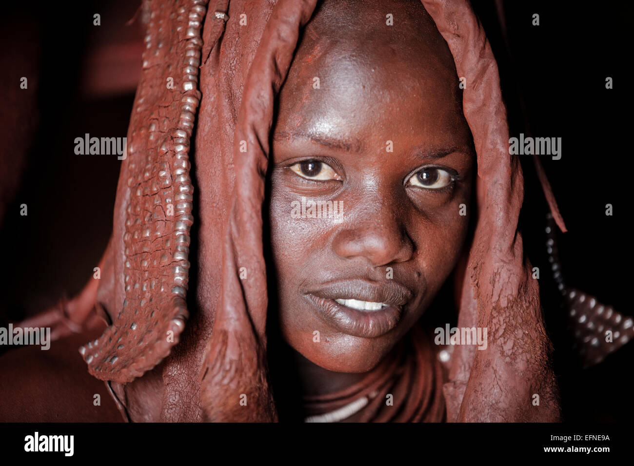 Le portrait d'une femme Himba, la Namibie. Banque D'Images