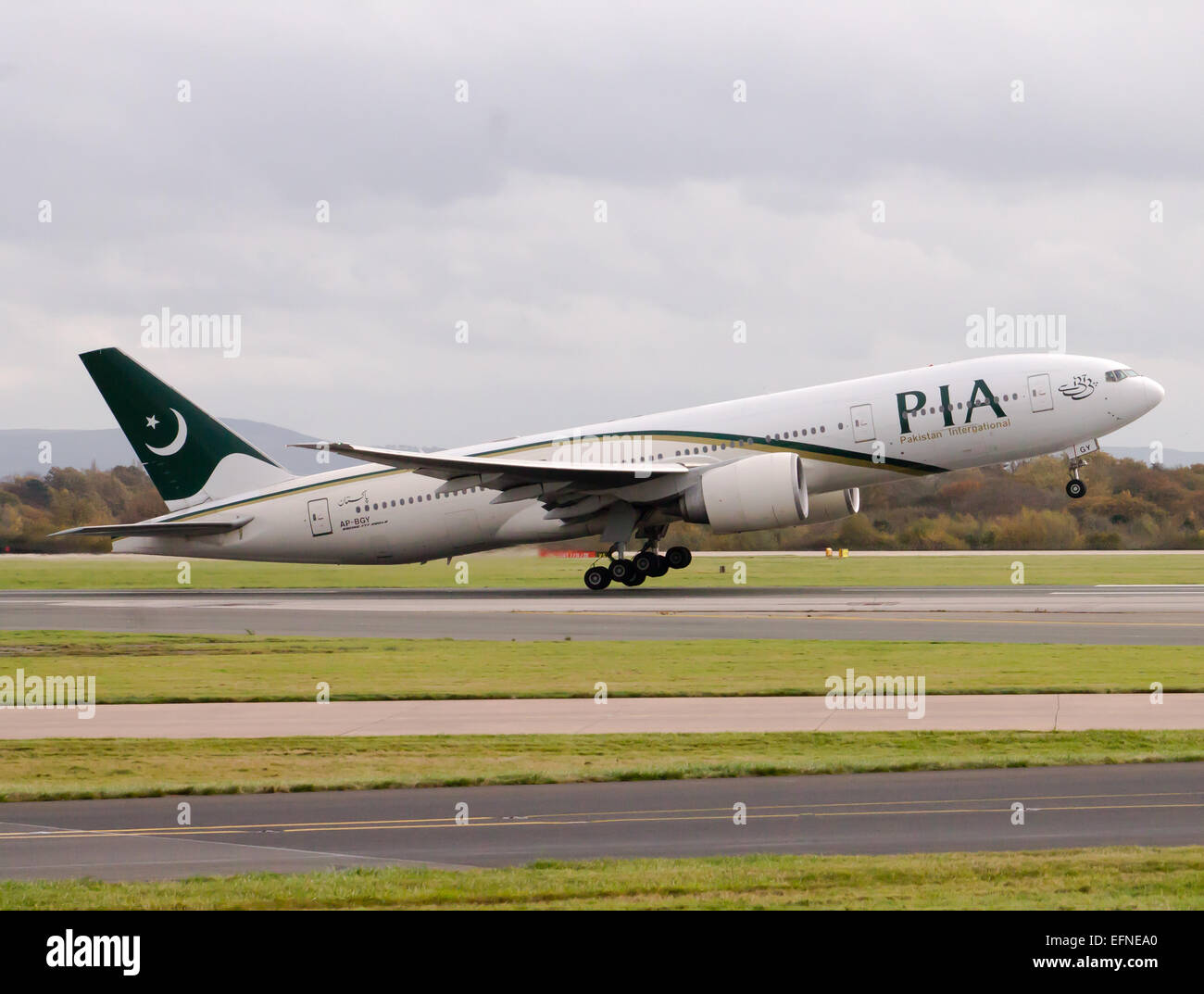 Pakistan International Airlines Boeing 777, décollant de l'Aéroport International de Manchester. Banque D'Images