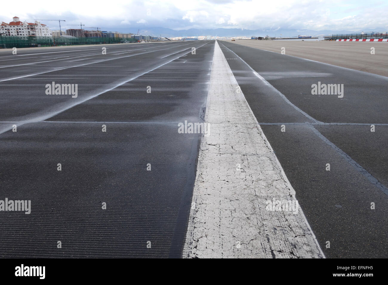 La piste de l'aéroport de Gibraltar à la frontière de l'Espagne d'entrer dans Gibraltar. Uk. United Kingdom. Banque D'Images