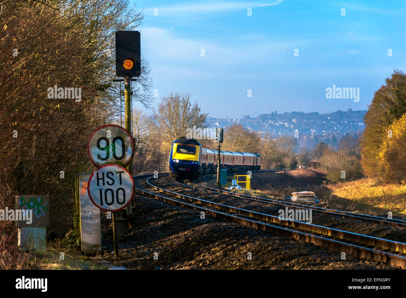 First Great Western train à grande vitesse en direction de Londres à partir de la baignoire à Bathampton UK Banque D'Images