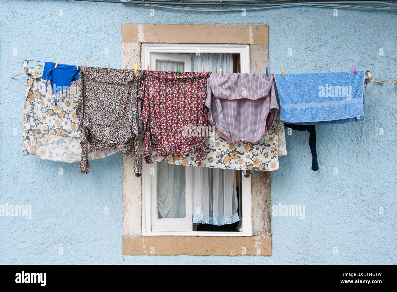 Le séchage des lingettes en face d'une fenêtre d'une maison ancienne Banque D'Images