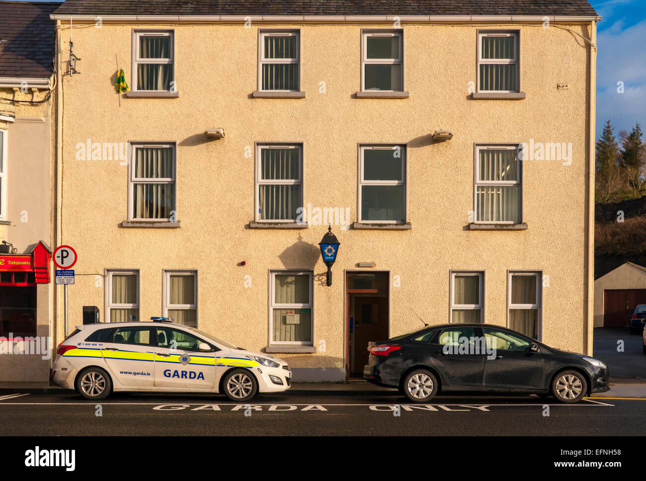 La station de garde Bureau dans la ville de Donegal Irlande Banque D'Images