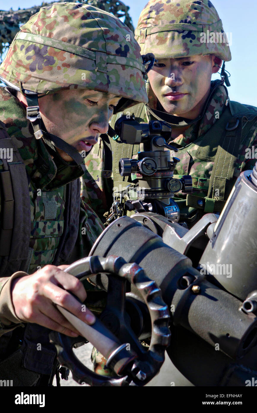 Les soldats japonais avec le Japon d'autodéfense au sol au cours de formation sur les armes de mortier dans le cadre de l'exercice Iron Fist 6 février 2015 à Camp Pendleton, en Californie. Banque D'Images
