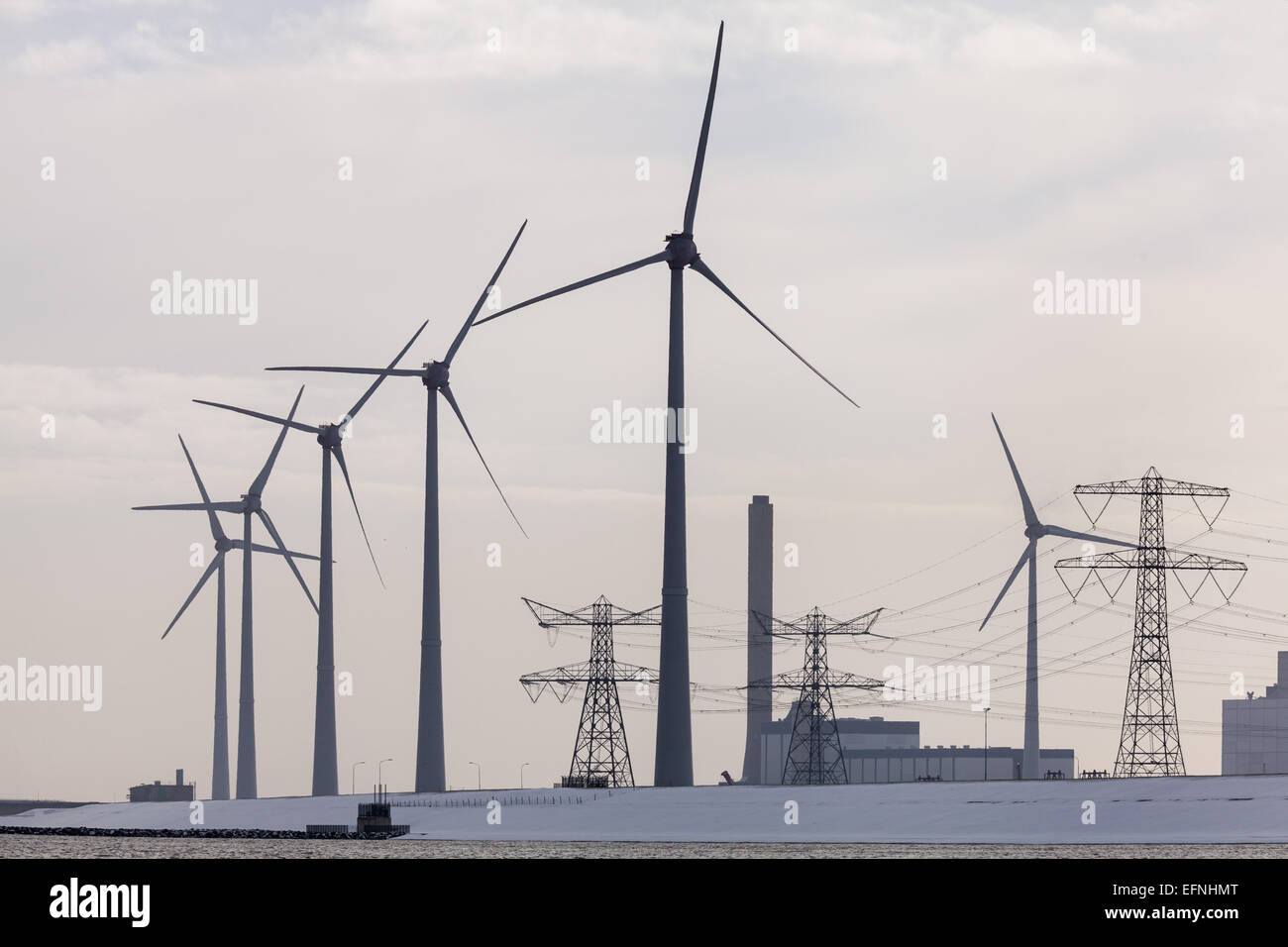 Éoliennes dans la neige à Eemshaven, Pays-Bas Banque D'Images