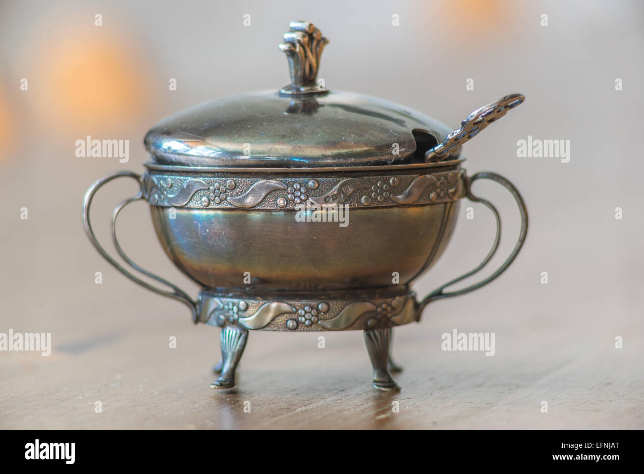 Ancien bol à sucre décoratifs en métal Banque D'Images