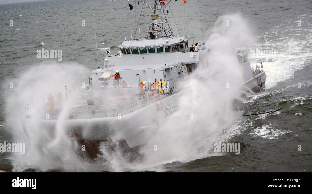 La Marine royale norvégienne Alta-class minesweeper Otra M351 prend part à la lutte contre les mines de l'OTAN des opérations de formation, 13 juin 2014 dans l'océan Atlantique. Banque D'Images