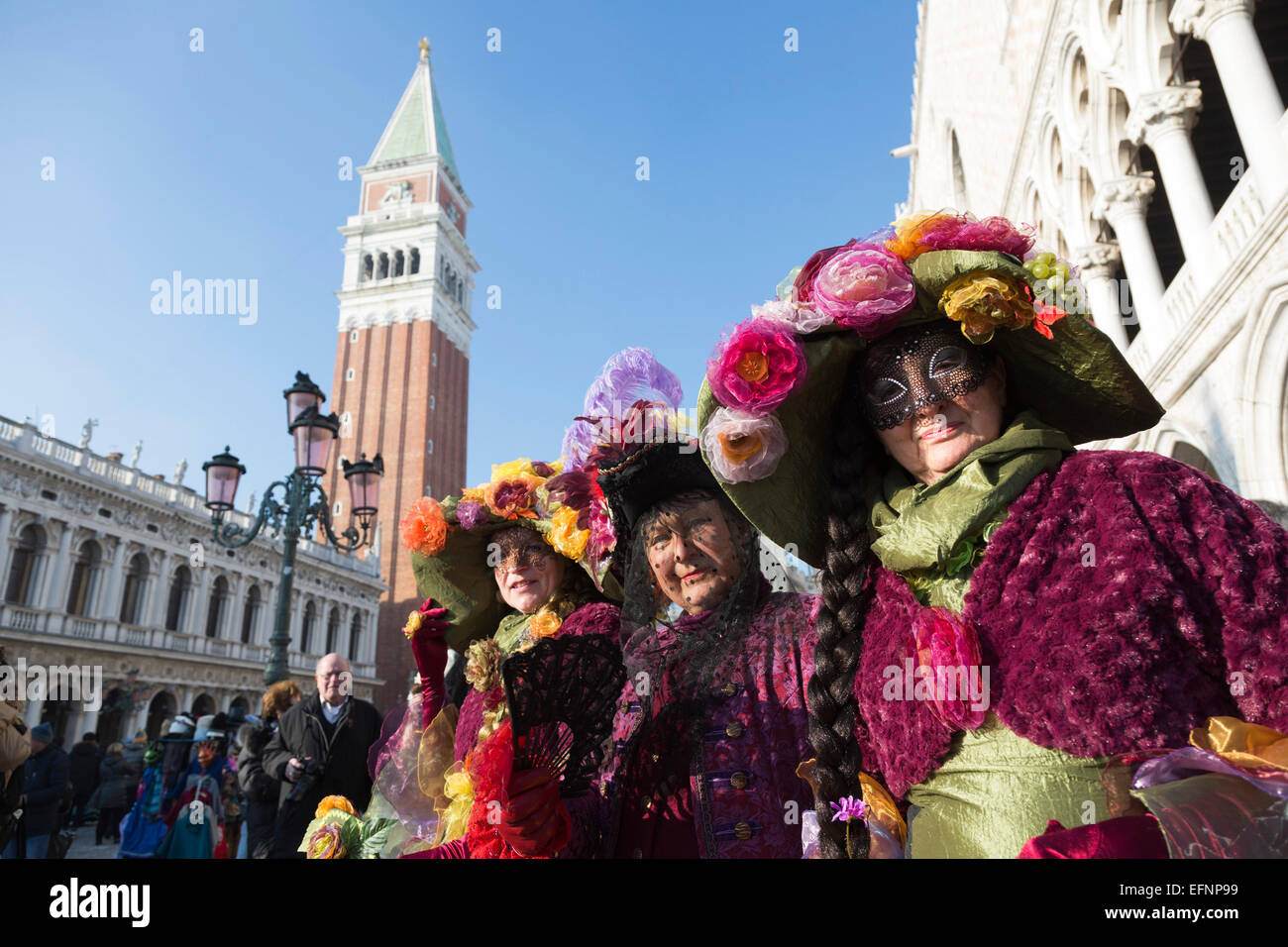 Venise, Italie, 8 février 2015. Les gens portent des masques et des costumes traditionnels pour célébrer le Carnaval de Venise 2015. carnivalpix/Alamy Live News Banque D'Images