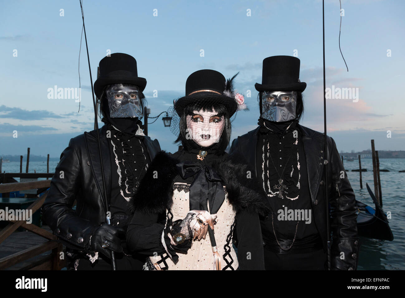 Venise, Italie, 8 février 2015. Les gens portent des masques et des costumes traditionnels pour célébrer le Carnaval de Venise 2015. carnivalpix/Alamy Live News Banque D'Images