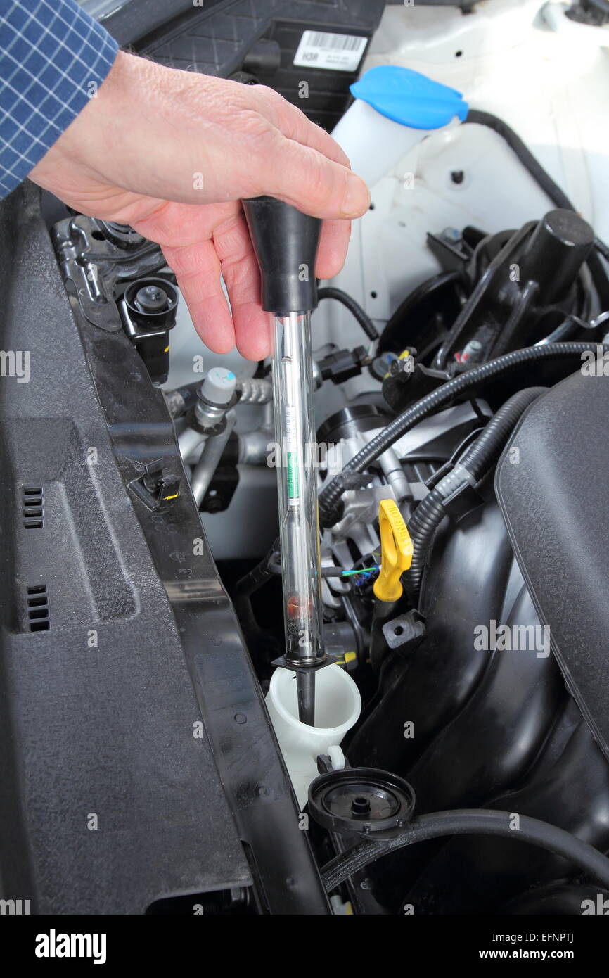 Contrôle de l'Antigel de refroidissement d'une voiture Banque D'Images
