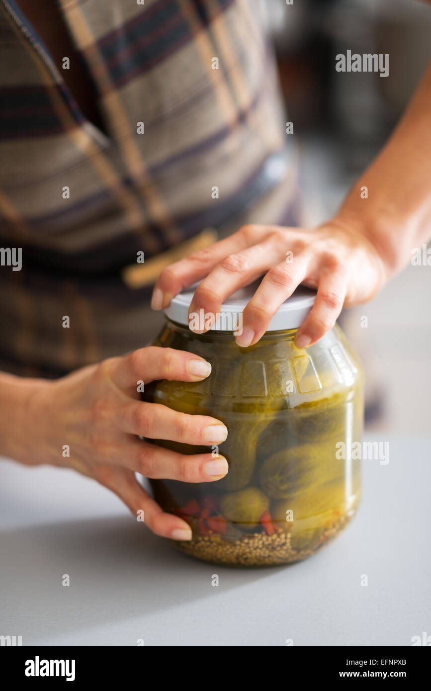 Pot de cornichon ouvert Banque de photographies et d’images à haute