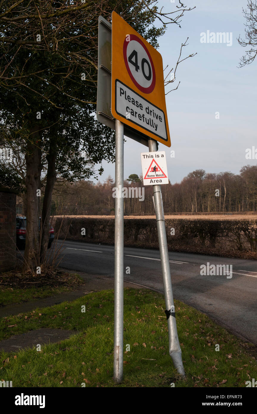 Veuillez conduire avec prudence des panneaux routiers en voiture endommagée Banque D'Images