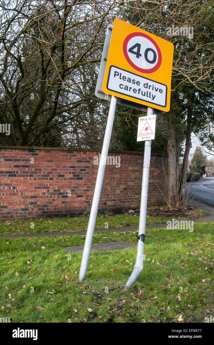 Veuillez conduire avec prudence des panneaux routiers en voiture endommagée Banque D'Images