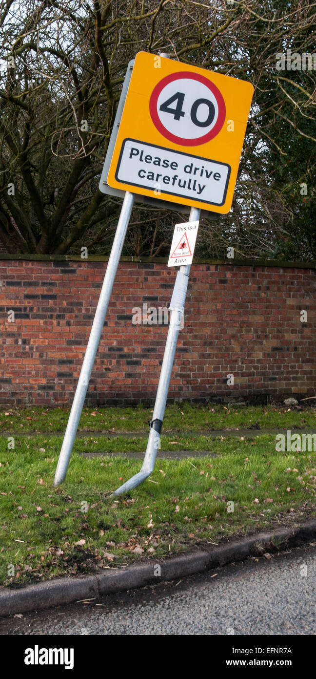 Veuillez conduire avec prudence des panneaux routiers en voiture endommagée Banque D'Images