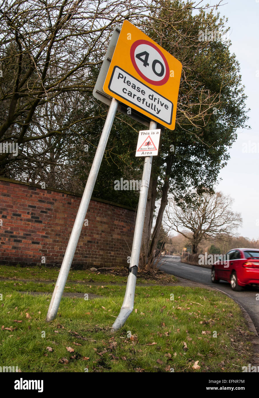 Veuillez conduire avec prudence des panneaux routiers en voiture endommagée Banque D'Images