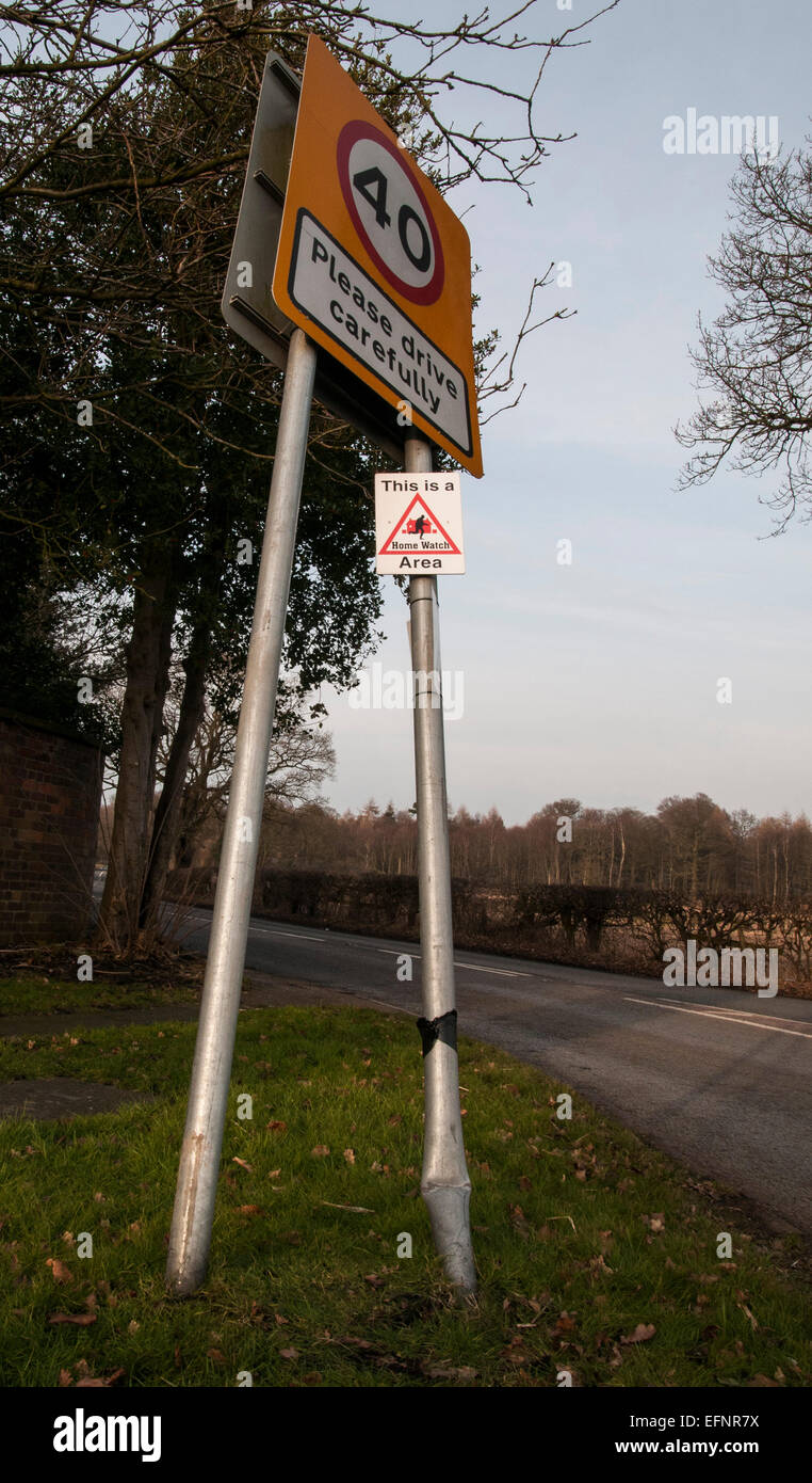 Veuillez conduire avec prudence des panneaux routiers en voiture endommagée Banque D'Images
