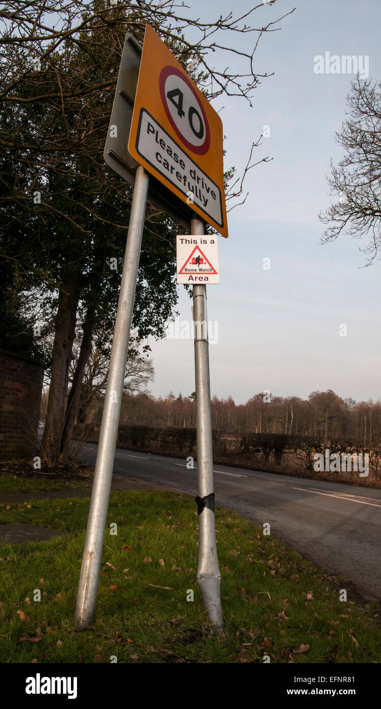 Veuillez conduire avec prudence des panneaux routiers en voiture endommagée Banque D'Images