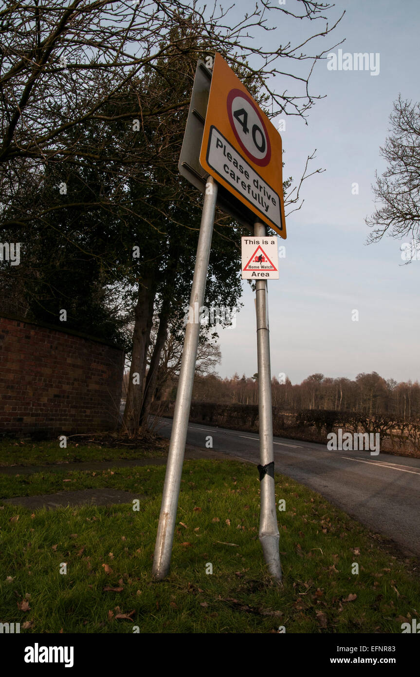 Veuillez conduire avec prudence des panneaux routiers en voiture endommagée Banque D'Images