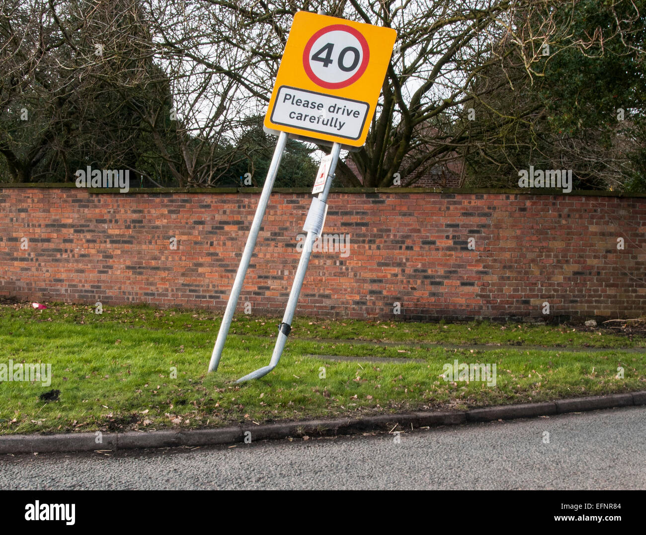 Veuillez conduire avec prudence des panneaux routiers en voiture endommagée Banque D'Images