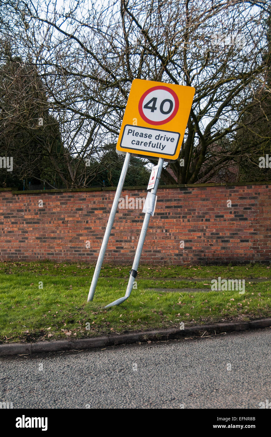 Veuillez conduire avec prudence des panneaux routiers en voiture endommagée Banque D'Images