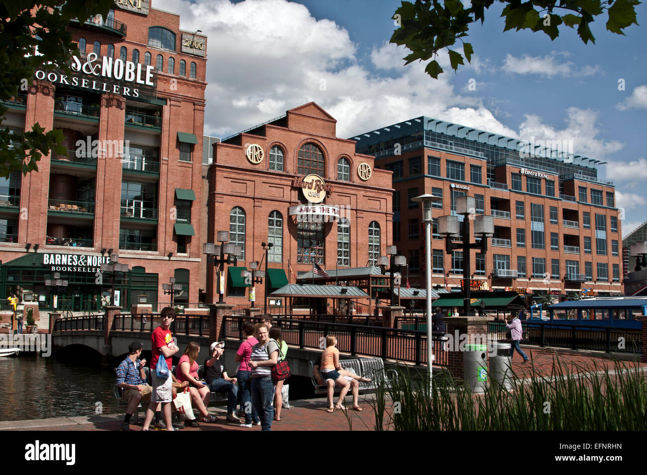 Baltimore, Maryland, USA, le port intérieur avec l'ancienne centrale électrique maintenant home à Hard Rock Café un livre Banque D'Images