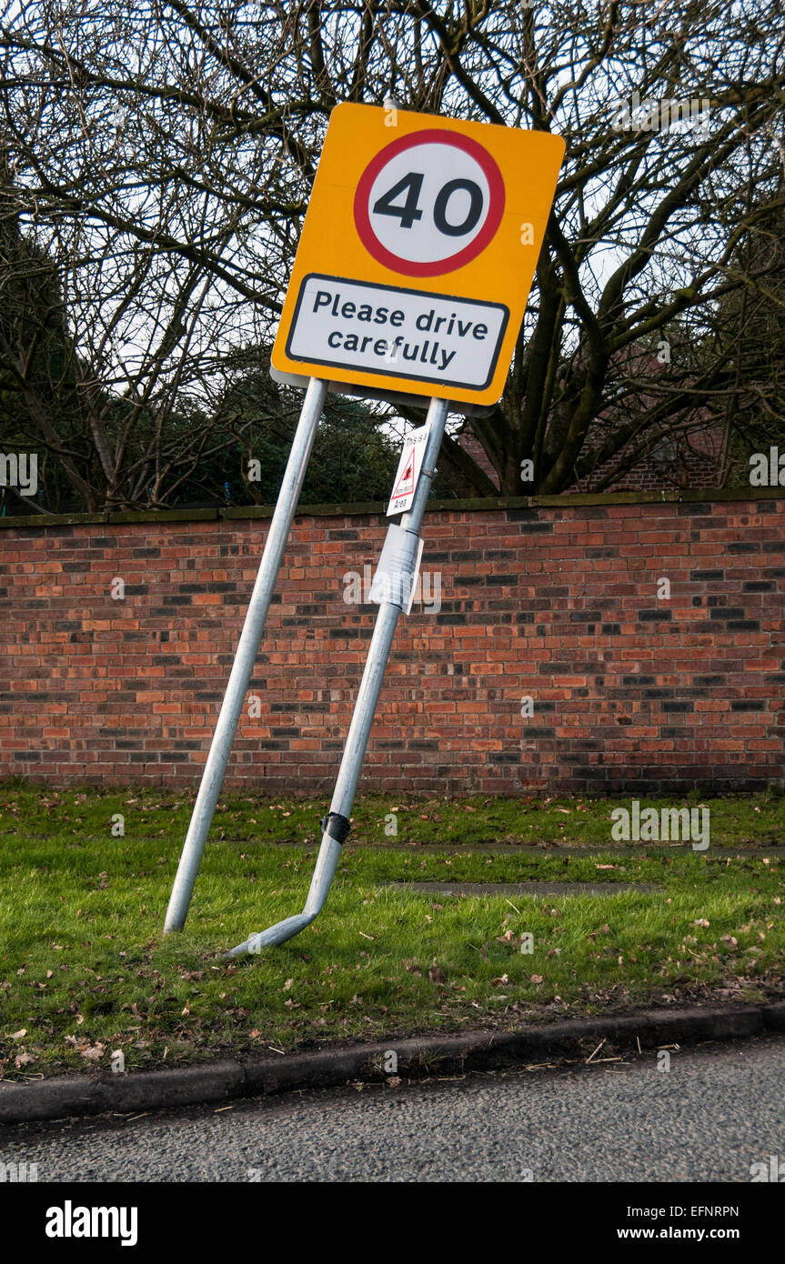 Veuillez conduire avec prudence des panneaux routiers en voiture endommagée Banque D'Images