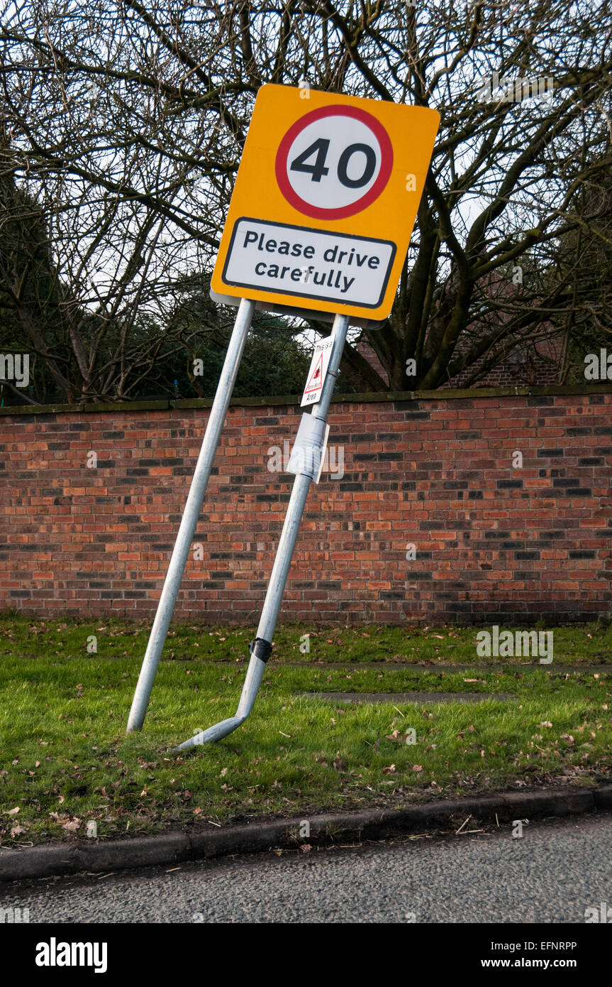 Veuillez conduire avec prudence des panneaux routiers en voiture endommagée Banque D'Images